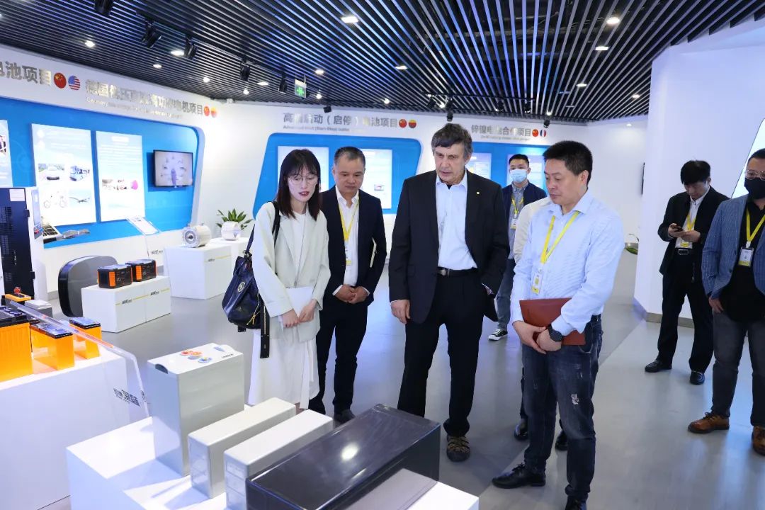 合作升级!诺贝尔奖得主、石墨烯之父到访超威集团,深入开展石墨烯电池技术交流!_资讯频道_电动车网