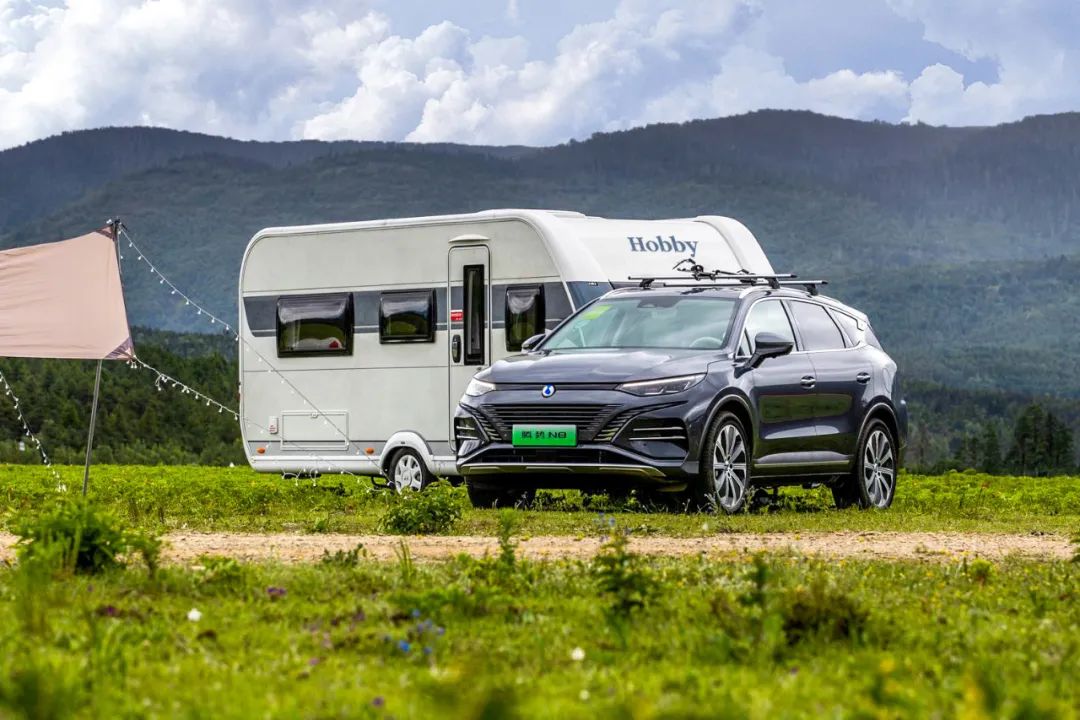 hobby旅居拖挂房车亮相比亚迪腾势n8新车路试活动